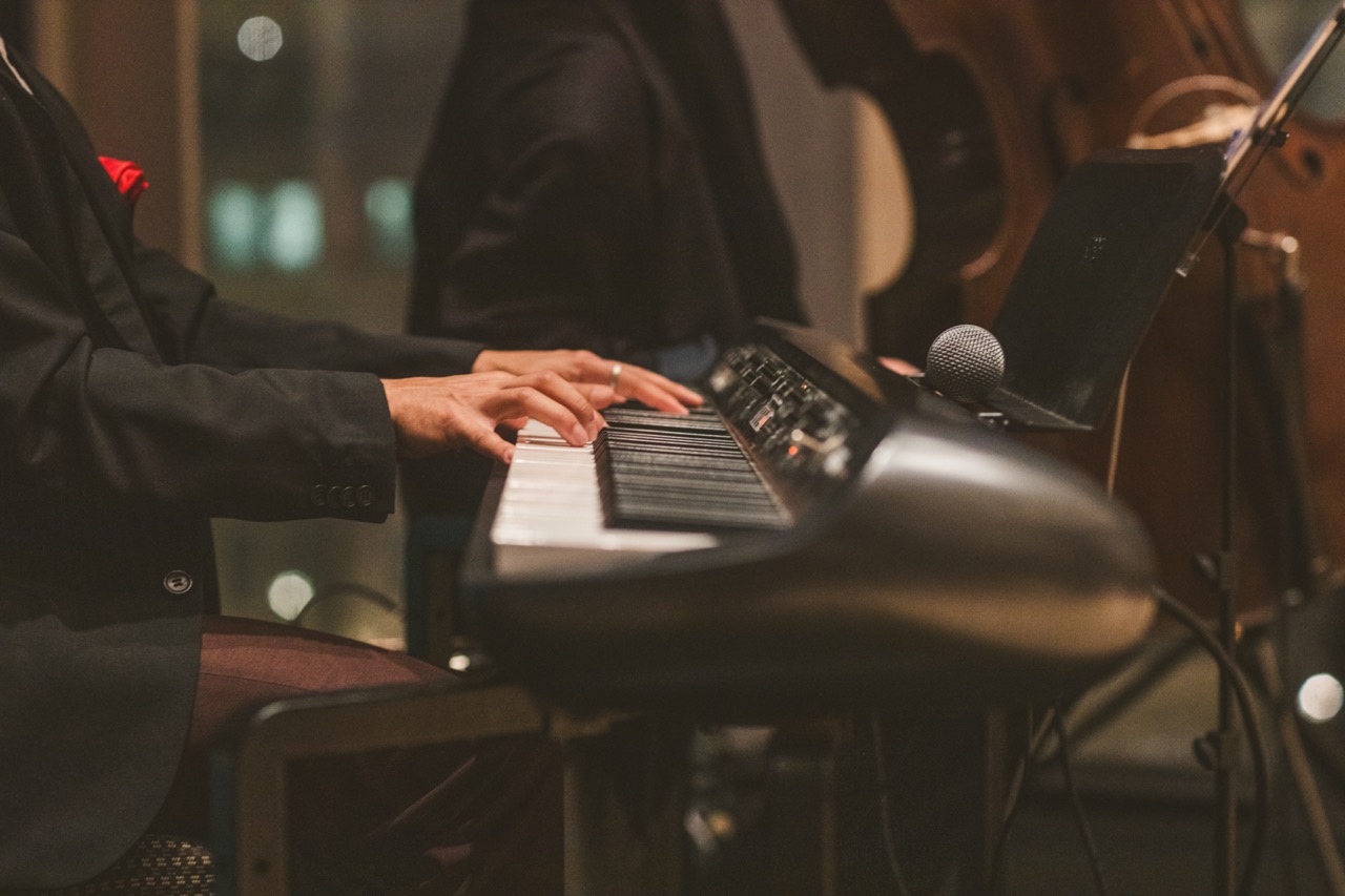 Silantra keyboardist at an event